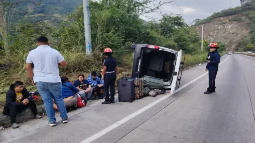 El microbús quedó volcado en el Km. 48 de la ruta al Atlántico. ,Bomberos Municipales Departamentales