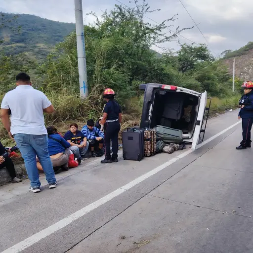 El microbús quedó volcado en el Km. 48 de la ruta al Atlántico. ,Bomberos Municipales Departamentales