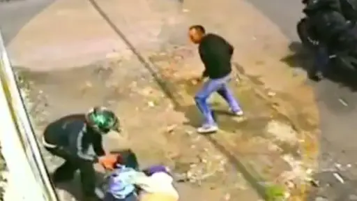 Asalto a mujeres captado en video.  ,Captura de pantalla video X.