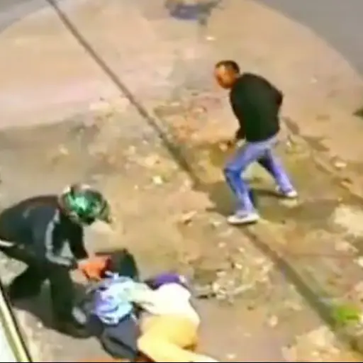 Asalto a mujeres captado en video.  ,Captura de pantalla video X.