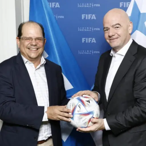Manuel Arias, presidente de la Federación Panameña de Futbol con el mandamás de la FIFA, Gianni Infantino 