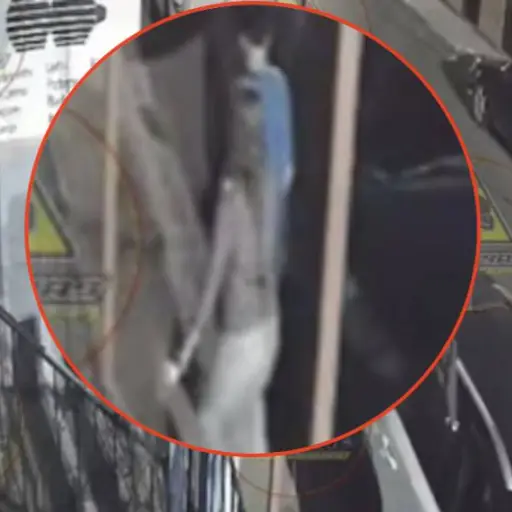 Simulan un paseo normal y terminan robando emblemas en zona 18, ,Captura de pantalla video Facebook.