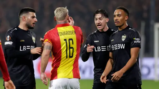 Angelo Stiller, víctima de burlas de su rival por su nariz - X @HQpcrt