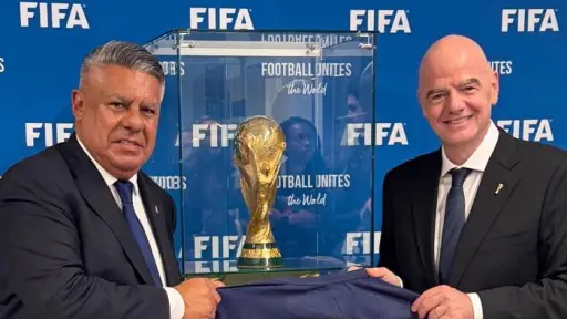 Claudio Tapia junto a Gianni Infantino - X @tapiachiqui