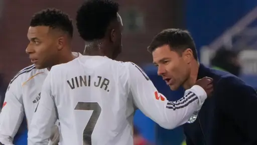 Xabi Alonso guio al Real Madrid a una victoria ante Alavés 