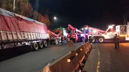 Accidente de grúa en ruta al Pacífico. ,PMT de Villa Nueva