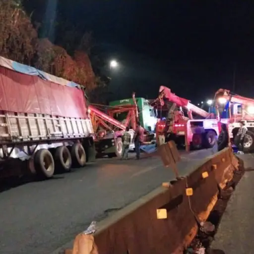 Accidente de grúa en ruta al Pacífico. ,PMT de Villa Nueva