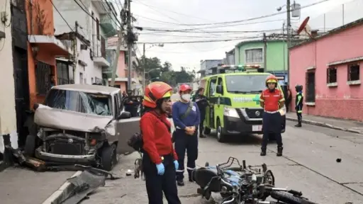 Fatal accidente de motociclista queda grabado en video. ,Bomberos Municipales. 