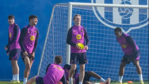 Dro (i) y Frenkie de Jong (d) durante el entrenamiento que el equipo ha realizado este viernes en las instalaciones de la Ciudad Deportiva Joan Gamper 