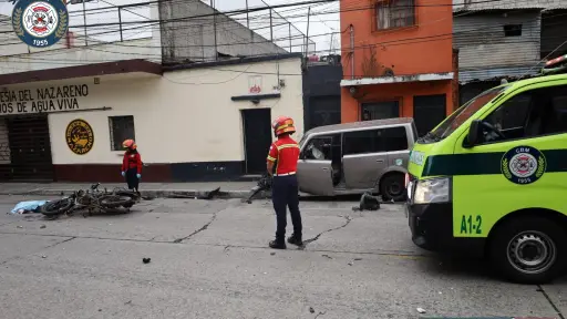 El conductor de una motocicleta murió tras el accidente en Barrio Moderno, zona 2 capitalina. ,Bomberos Municipales