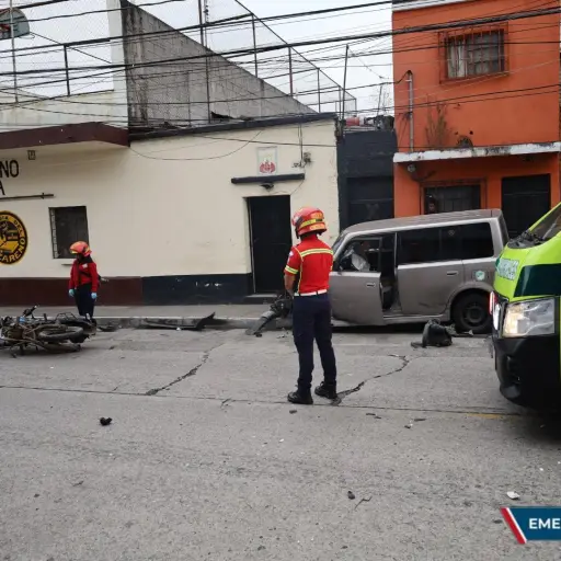El conductor de una motocicleta murió tras el accidente en Barrio Moderno, zona 2 capitalina. ,Bomberos Municipales