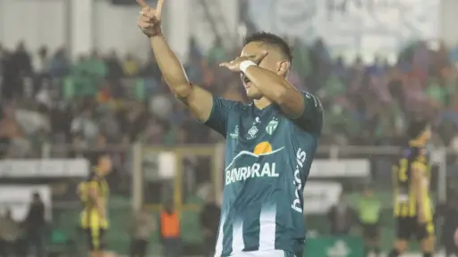 Óscar Santis abrió el camino anoche para una goleada del Antigua sobre Aurora