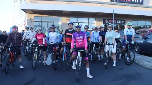 Sergio Chumil, ciclista guatemalteco comparte con un grupo de ciclistas aficionados - Alex Meoño