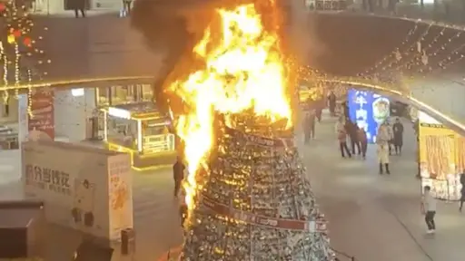 La enorme estructura queda envuelta por el fuego. ,Capturan de pantalla video de X.
