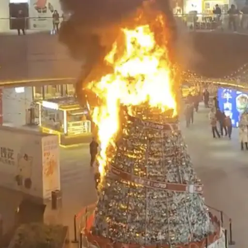 La enorme estructura queda envuelta por el fuego. ,Capturan de pantalla video de X.