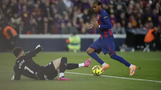 Lamine Yamal (d) trata de superar al portero pelea del Alavés Antonio Sivera, el sábado, en el partido de Liga disputado en el Camp Nou ,EFE/Alberto Estévez