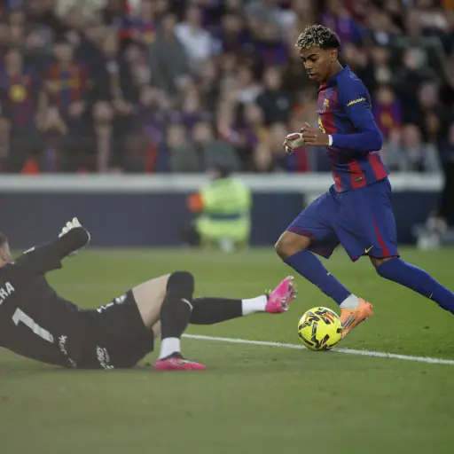 Lamine Yamal (d) trata de superar al portero pelea del Alavés Antonio Sivera, el sábado, en el partido de Liga disputado en el Camp Nou ,EFE/Alberto Estévez