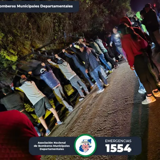 Accidente en Tejutla, San Marcos, donde quedó volcado un vehículo. ,Bomberos Municipales Departamentales