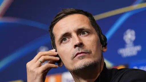 Entrenador del Eintracht Fráncfort, Dino Toppmöller durante la rueda de prensa de este lunes en el auditori 1899 del Spotify Camp Nou