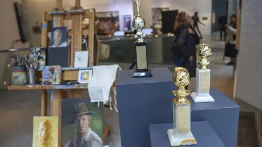 Fotografía de 'Retratos masculinos', collages, un caballete usado y los premios Globo de Oro de Gene Hackman, parte de la Colección Gene Hackman, se exhiben en la casa de subastas Bonhams en Nueva York, Nueva York, EE , UU