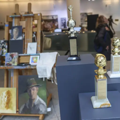 Fotografía de 'Retratos masculinos', collages, un caballete usado y los premios Globo de Oro de Gene Hackman, parte de la Colección Gene Hackman, se exhiben en la casa de subastas Bonhams en Nueva York, Nueva York, EE , UU