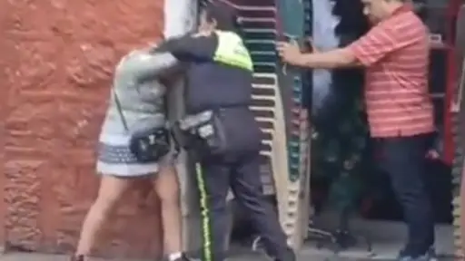 Pelea entre agente de la PMT y mujer en Suchitepéz ,Capturan de pantalla video de X.
