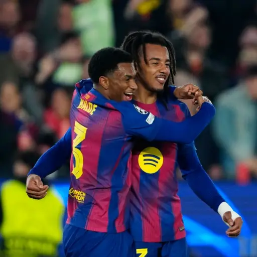 Jules Koundé marcó doblete ante Frankfurt 