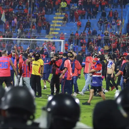 Afición de Municipal invade la final y protagoniza batalla campal 
