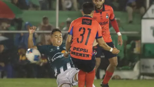 Acción en la final de ida del Apertura 2025 entre Antigua GFC y Municipal - Alex Meoño