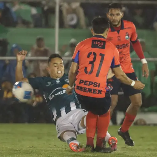 Acción en la final de ida del Apertura 2025 entre Antigua GFC y Municipal - Alex Meoño