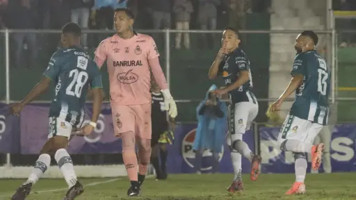 Óscar Santis y su celebración ante Kenderson Navarro 