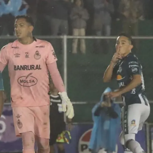 Óscar Santis y su celebración ante Kenderson Navarro 