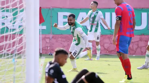 Dewinder Bradley visita El Trébol, donde hizo campeón al Antigua