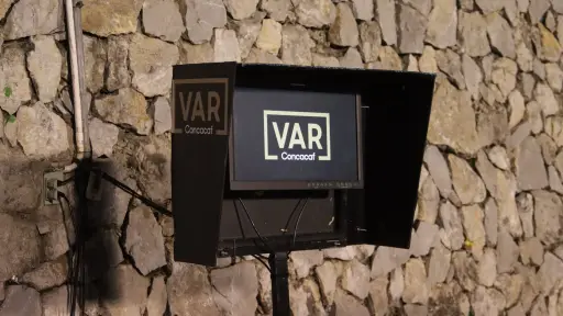 Pantalla del VAR en el Estadio Cementos Progreso durante la Copa Centroamericana - Alex Meoño