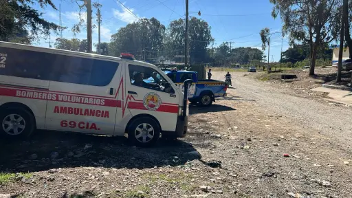 Ambulancias y patrullas fuera de Renovación 1, tras los incidentes reportados este sábado. ,Bomberos Voluntarios.