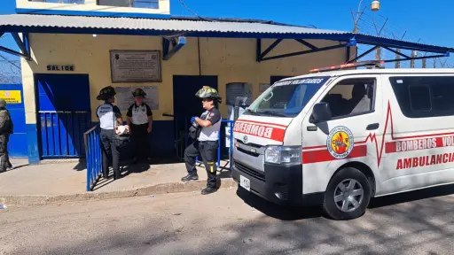 Bomberos Vountarios enviaron unidades de emergencia a tres carceles del país ante reportes de amotinamiento. ,Bomberos Voluntarios.