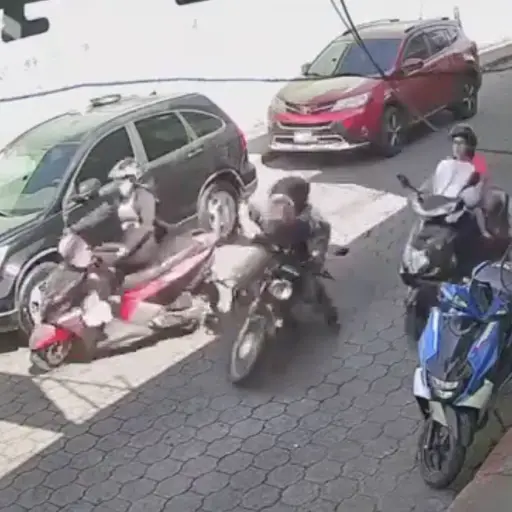 Video muestra múltiple accidente de motoristas en Coatepeque. ,Captura de pantalla video de Facebook.