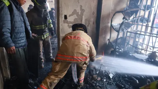 El incendio afectó una ferretería y una fábrica de pirotecnia en San Raymundo. ,Bomberos Voluntarios