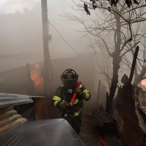 Los equipos atacaron el fuego desde distintos puntos para finalmente lograr sofocarlo. ,Bomberos Voluntarios