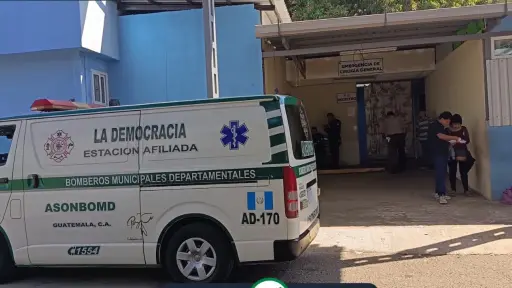 Los Bomberos Municipales Departamentales de Escuintla atendieron el hecho armado en la carretera que va de La Democracia hacia Siquinalá. ,Bomberos Municipales Departamentales. 