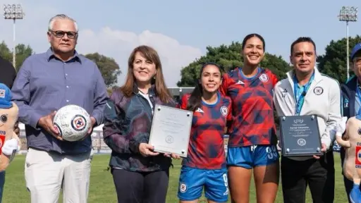 Ana Lucía Martínez fue reconocida previo al juego entre Cruz Azul vs. Chivas - Cruz Azul