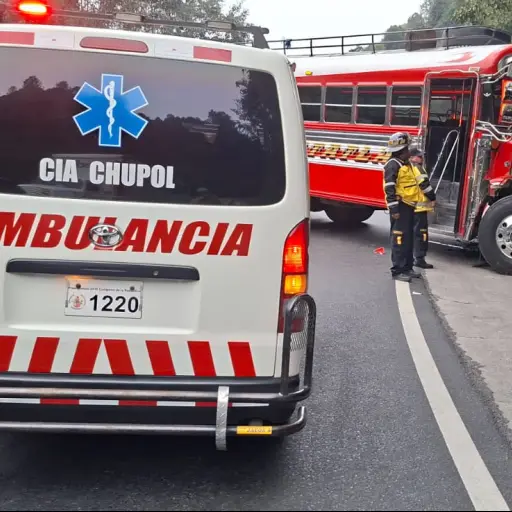 El vehículo de transporte de pasajeros se empotró contra un paredón en la ruta Interamericana. ,Bomberos Voluntarios.