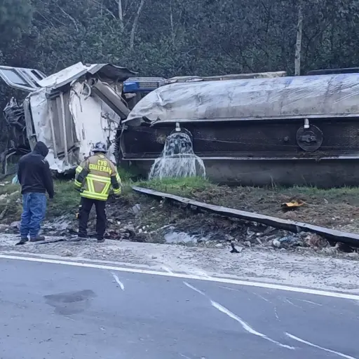 camión cisterna volcado, accidente en Km. 104 de ruta Interamericana