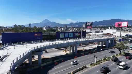 Trabajos de construcción del paso a desnivel en la calzada Roosevelt. ,Ministerio de Comunicaciones