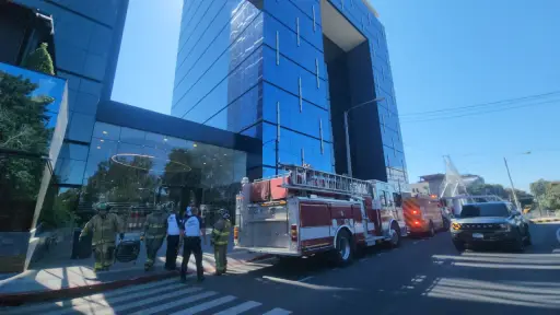 El incendio afectó el cuarto nivel del edificio ubicado en la zona 10. ,Bomberos Voluntarios