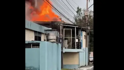 Buscan controlar incendio en bodegas de zona 11