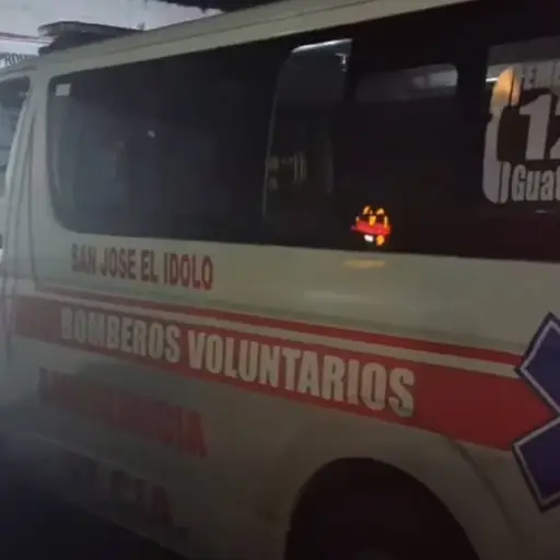 Una unidad de bomberos utilizada en la atención del accidente de tránsito en la ruta entre Santiago Atitlán y Chicacao. ,Medios locales