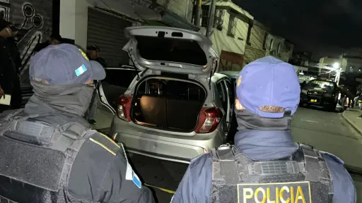 Los cuatro sospechosos intentaron escapar a bordo de un vehículo, pero los agentes les dieron persecución. ,PNC