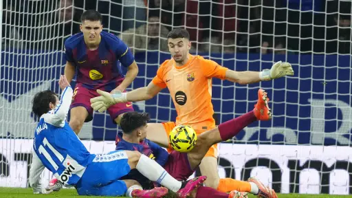 Atajada de Joan García en el Derbi Catalán ante el Espanyol - EFE
