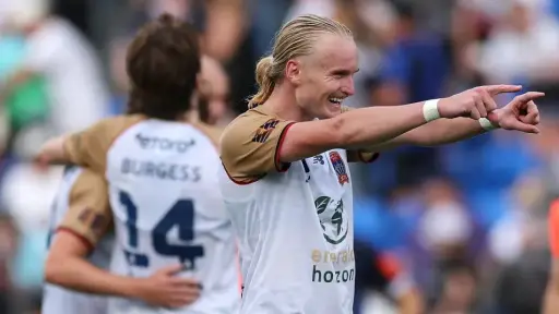 Lachlan Rose anotó el primer gol oficial de 2026 en la victoria de Newcastle Jets por 3-1 como visitante ante Auckland FC - Newcastle Jets